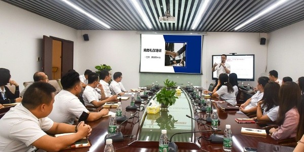 广州美亚开展商务礼仪培训